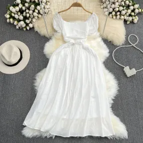 Abito estivo chic ed elegante da donna con colletto quadrato bianco e abiti midi casual con cuciture natalizie e maniche a sbuff