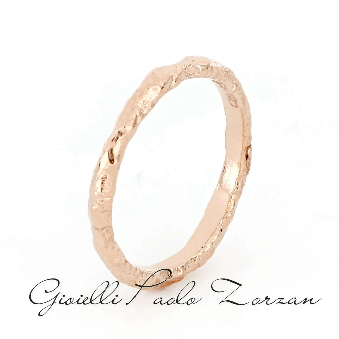 Anello Nuziale – Fede Matrimoniale con Lavorazione Grezza in Oro Rosa ref. ANFR25PZ