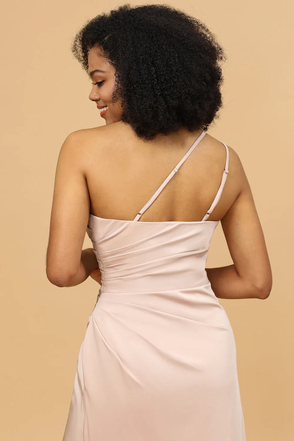 Blush Satin Sirena Una Spalla Lunga Abito da Damigella d'Onore con Spacco