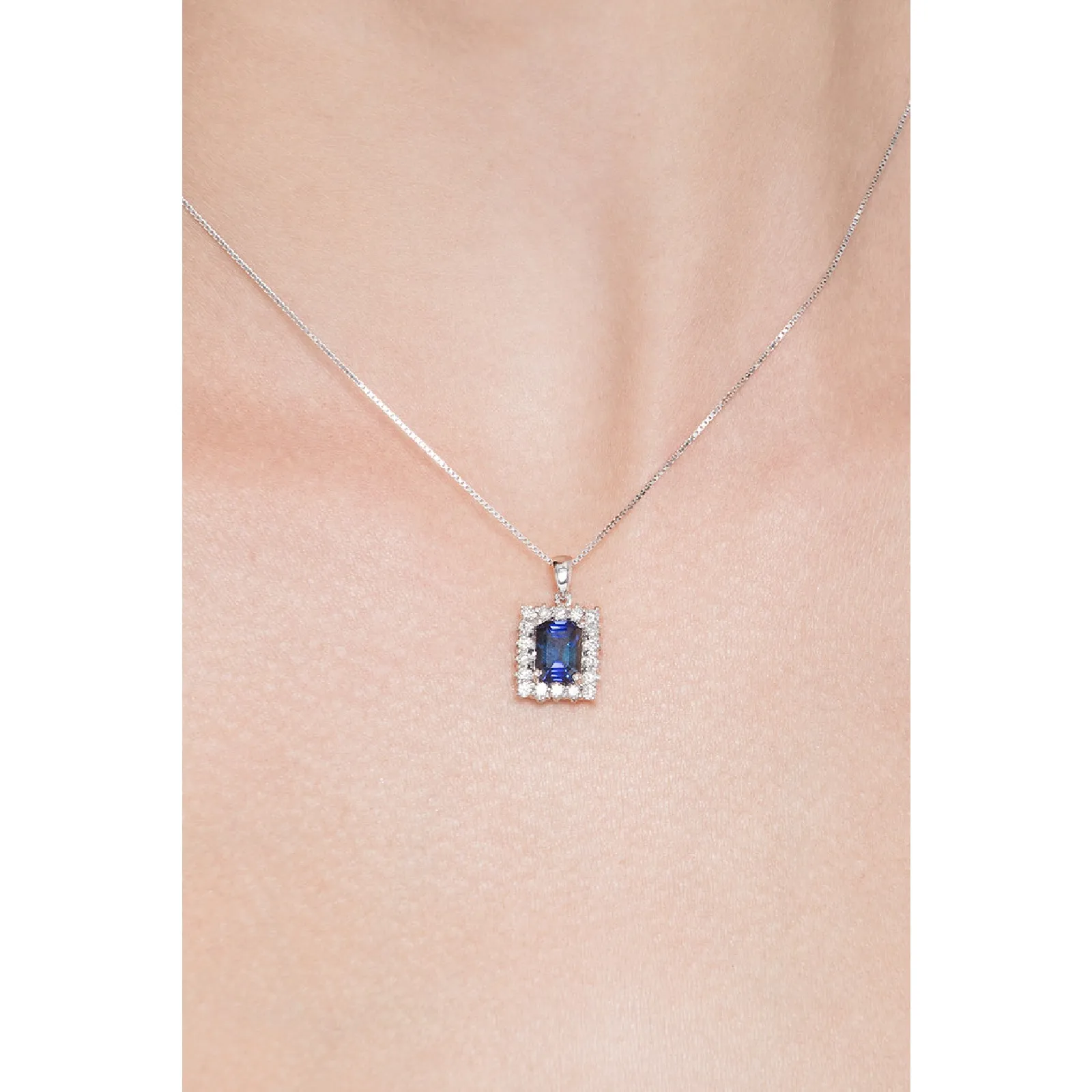 Collana in oro bianco 18k con zaffiro blu e diamanti a contorno