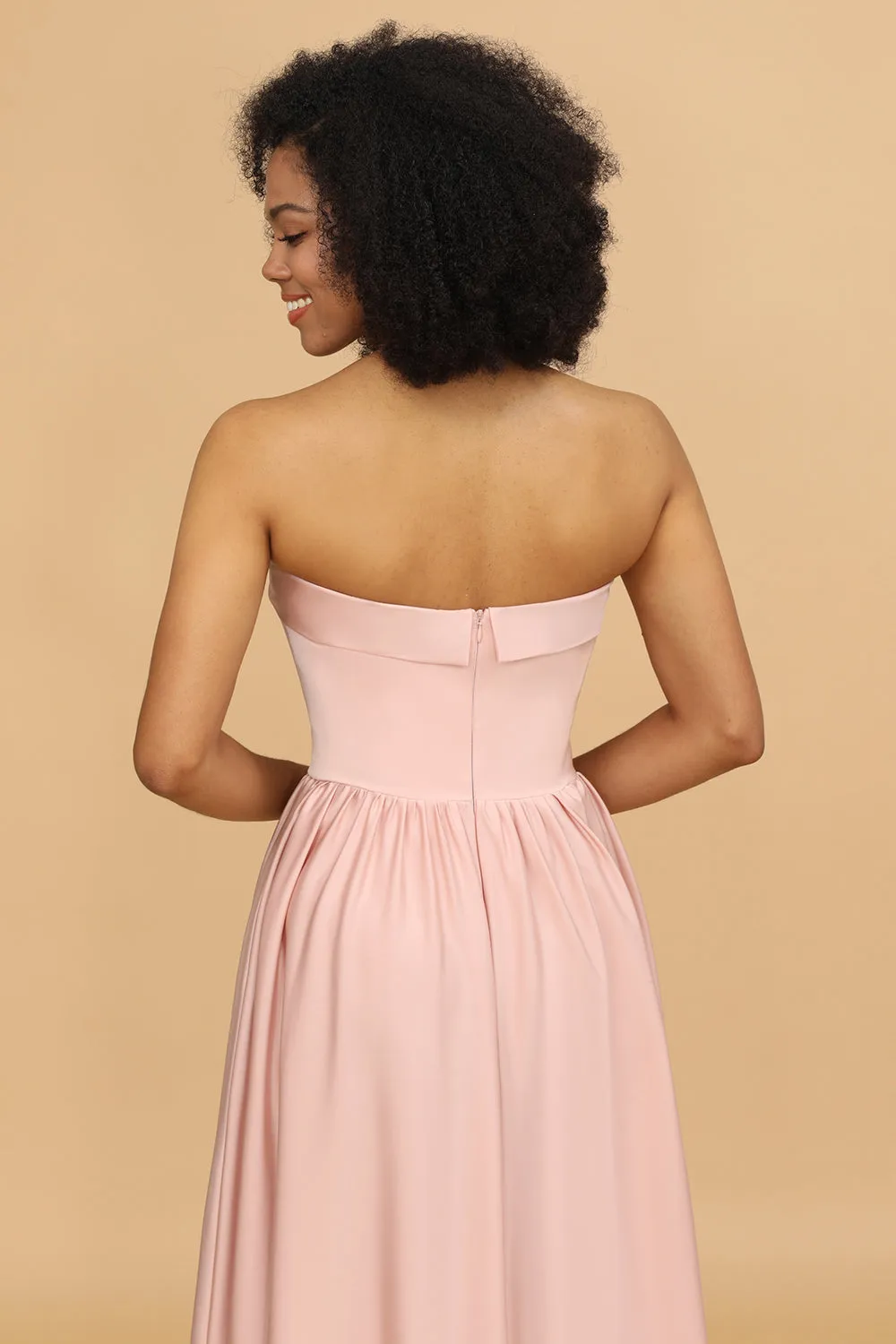 Una linea senza spalline Blush Satin Abito lungo da damigella d'onore